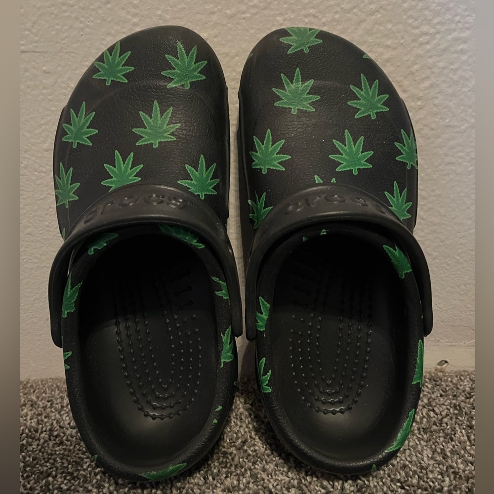 Black Cannabis / Weed leaf crocs women’s 6 or men’s 4